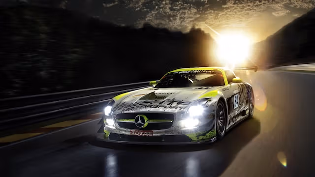 Mercedes-AMG GT Rennfahrzeug vor einem Sonnenuntergang