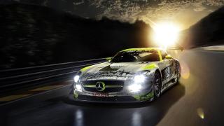 Mercedes-AMG GT Rennfahrzeug vor einem Sonnenuntergang