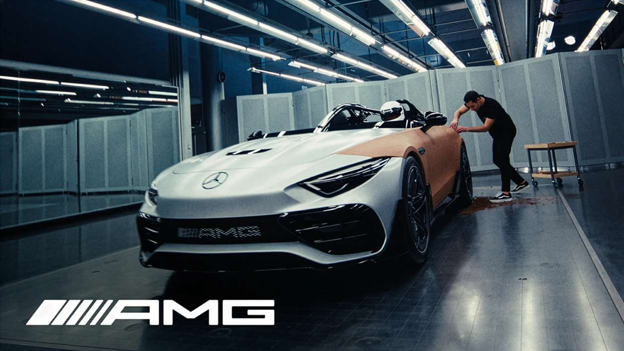 Lackierer arbeitet am AMG PureSpeed