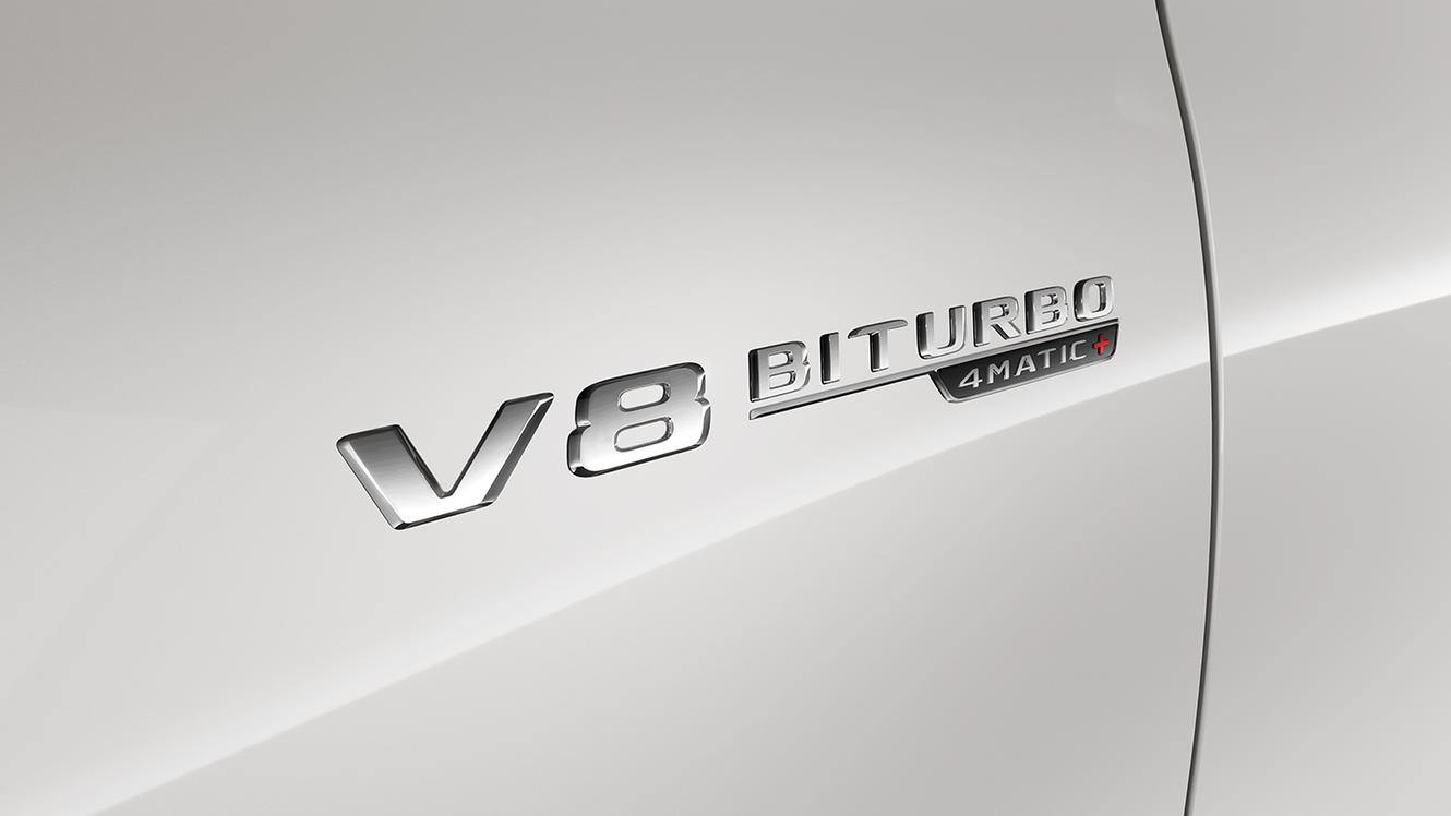 Chromaufschrift V8 BITURBO 4Matic + am Seitenflügel des Mercedes-AMG GLE 63 S Coupé.