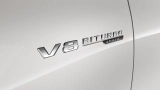Chromaufschrift V8 BITURBO 4Matic + am Seitenflügel des Mercedes-AMG GLE 63 S Coupé.