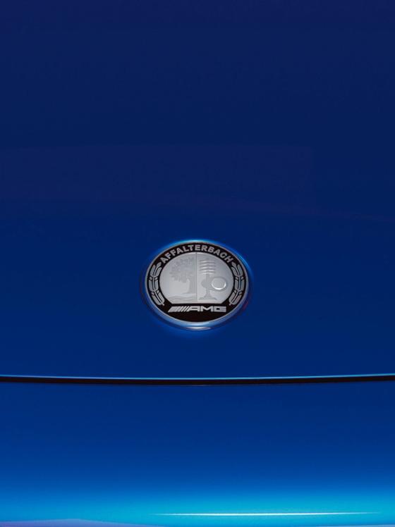Nahaufnahme der Motorhaube des Mercedes AMG GLB 35 SUV.