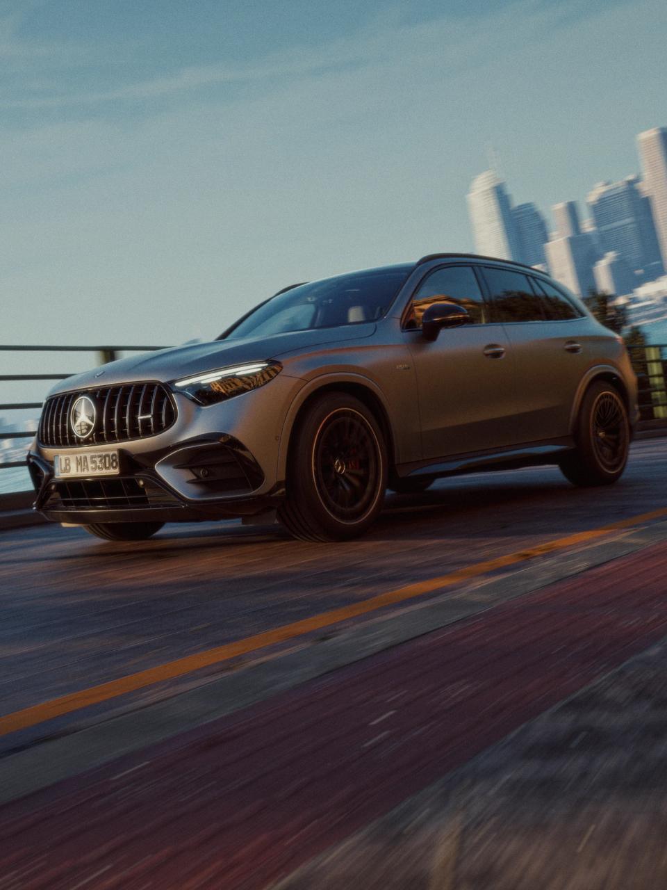 Seitliche Ansicht des Mercedes-AMG GLC 53 4MATIC+ SUV