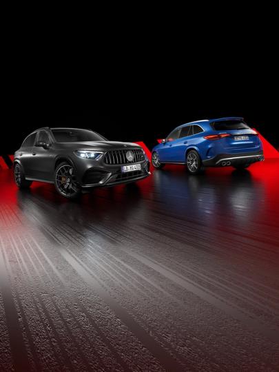 Zwei der neuen Mercedes-AMG GLC 63 S E PERFORMANCE Modelle in schwarz und blau.