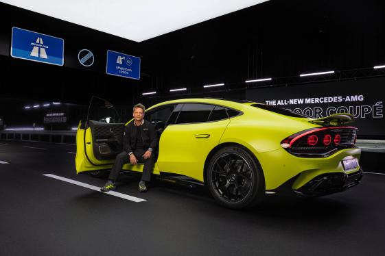 Chefingenieur der AMG.EA-Plattform Oliver Wiech mit dem Mercedes-AMG GT 4-Türer Coupé