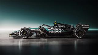 Der Mercedes-AMG F1 W17 E PERFORMANCE von der Seite.