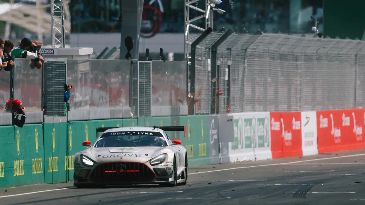 Mercedes-AMG GT auf einer Geraden eng an der Bande bei den 24 Stunden von Le Mans 2025