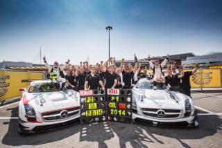Das gesamte AMG GT Rennteam inklusive den 2 Sieger Fahrzeugen