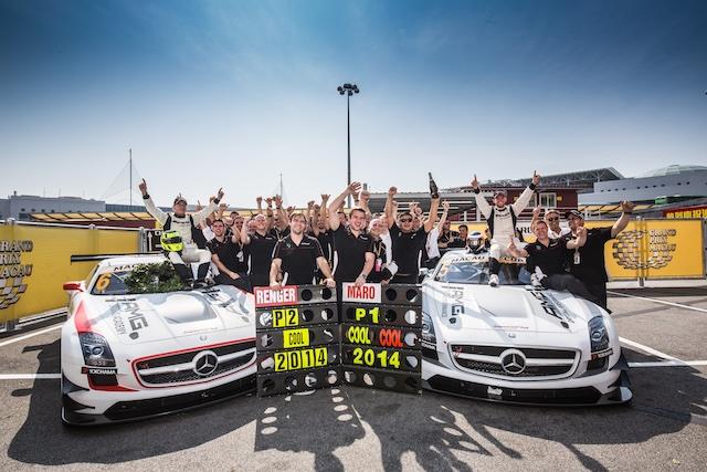 Das gesamte AMG GT Rennteam inklusive den 2 Sieger Fahrzeugen
