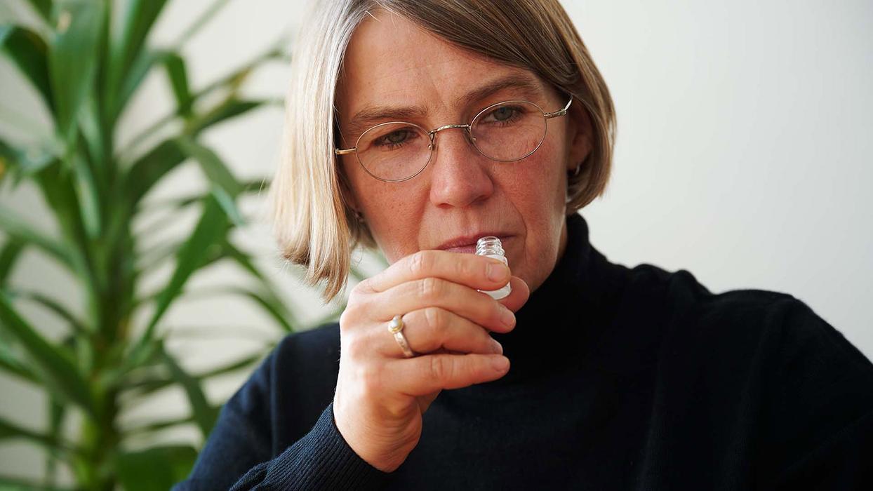 Duftexpertin Sabine Engelhardt riecht an Duftfläschchen