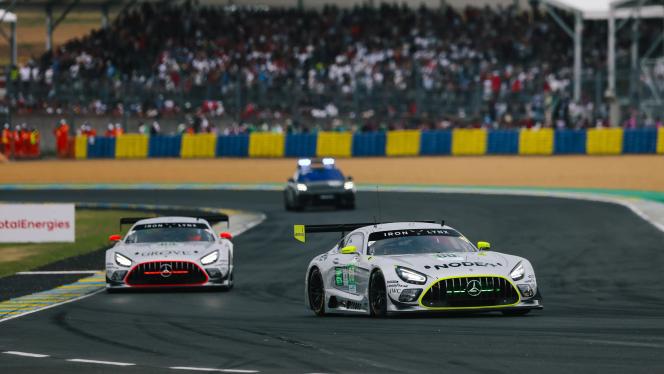 Mercedes-AMG GTs in Kurvenfahrt bei den 24 Stunden von Le Mans 2025