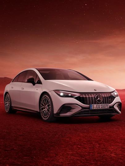 Der Mercedes-AMG EQE 53 4MATIC+ in einer galaktischen Landschaft