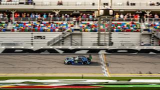 Mercedes-AMG GT beim überqueren der Zielgeraden
