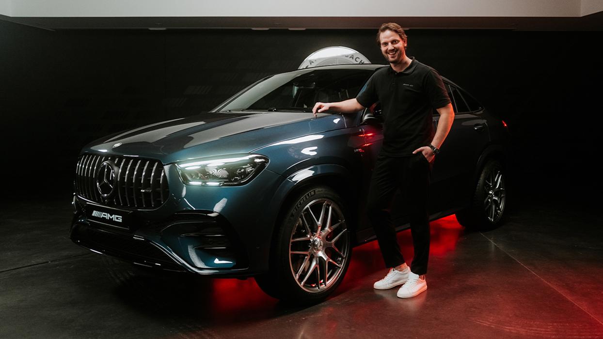 Der Produktmanager neben dem Mercedes-AMG GLE 53 SUV.
