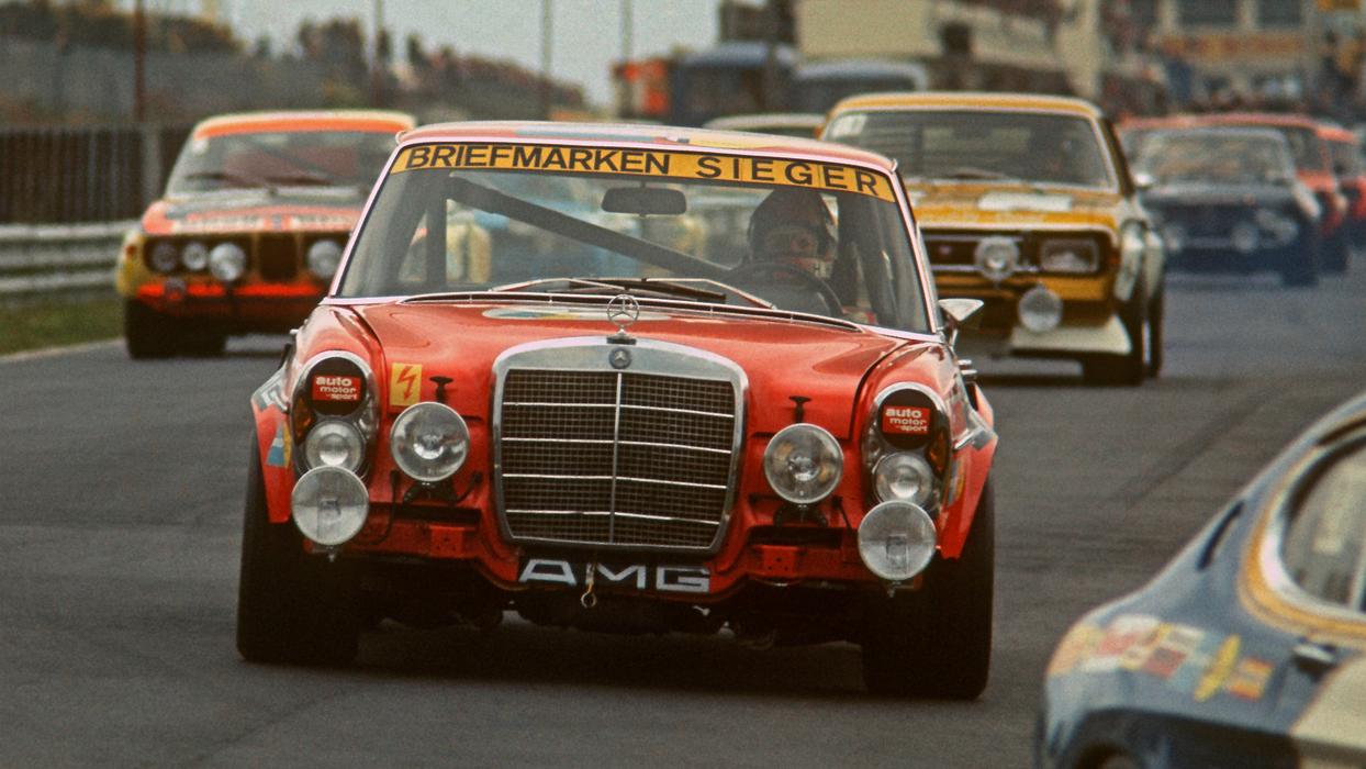 Der 300 SEL 6.8 alias die "rote Sau" auf der Rennstrecke