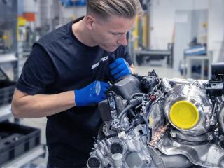 AMG Mechaniker arbeitet an einem Motor
