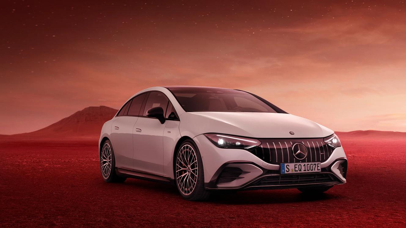 Der Mercedes-AMG EQE 53 4MATIC+ in einer galaktischen Landschaft