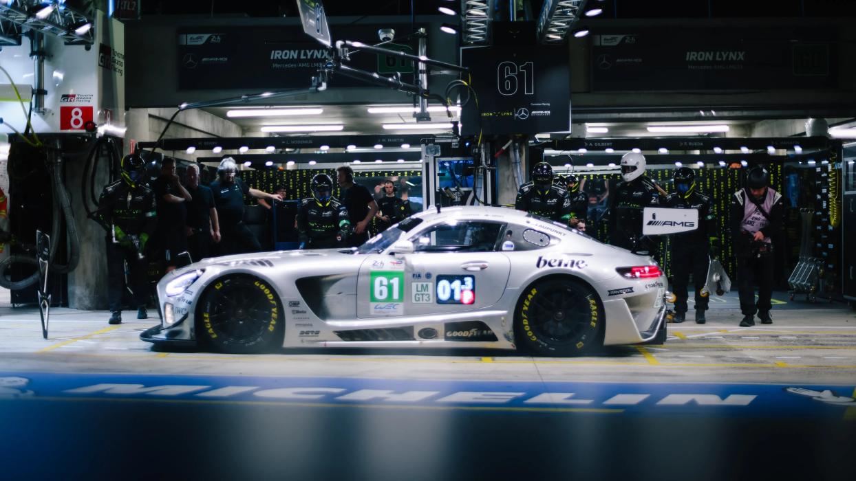 Mercedes-AMG GT in der Boxengasse bei Nacht