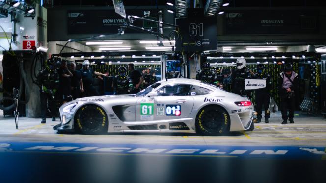 Mercedes-AMG GT in der Boxengasse bei Nacht