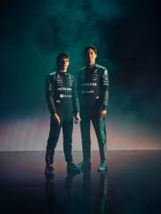 Kimi Antonelli und George Russell im Rennanzug.