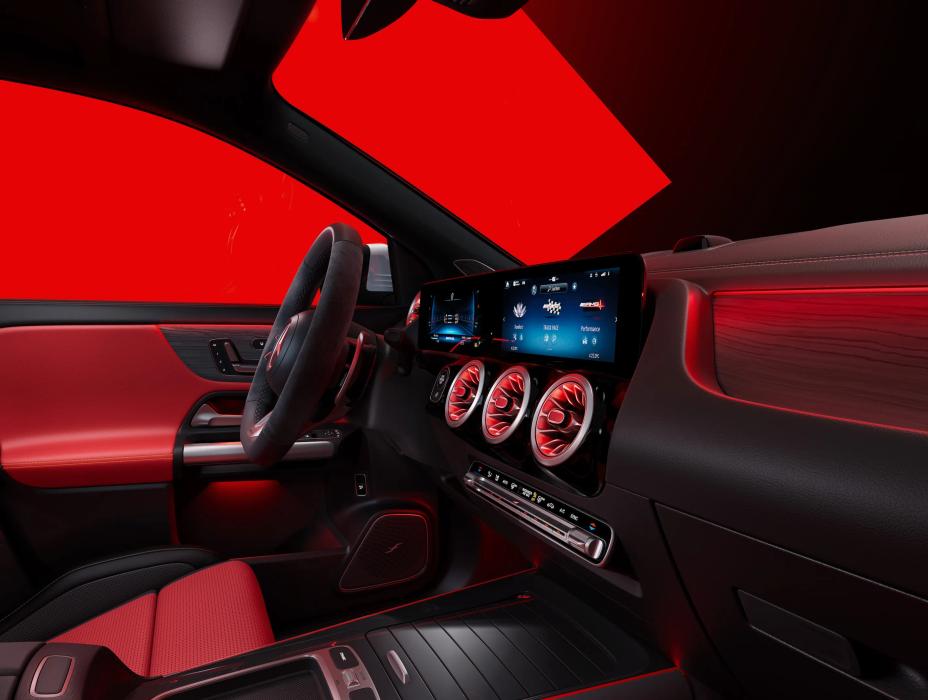 Cockpit with MBUX Display of the new Mercedes-AMG GLA 45 S 4MATIC+.