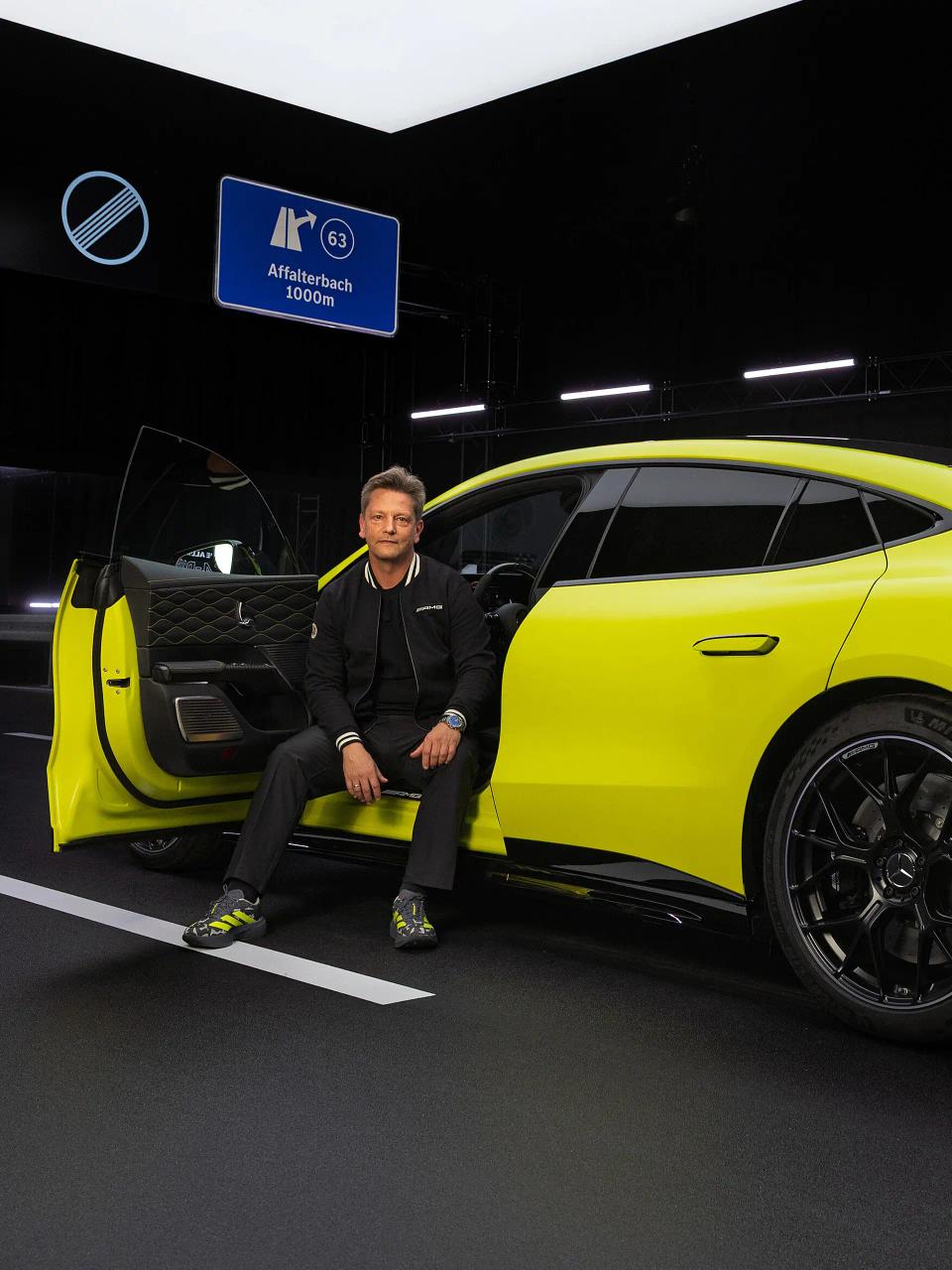 Chefingenieur der AMG.EA-Plattform Oliver Wiech sitzt im Mercedes-AMG GT 4-Türer Coupé
