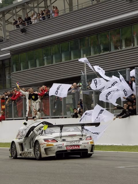 AMG GT Rennfahrzeug bei der Ehrenrunde um die Boxengasse