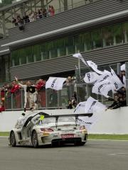AMG GT Rennfahrzeug bei der Ehrenrunde um die Boxengasse