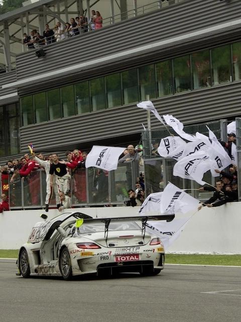 AMG GT Rennfahrzeug bei der Ehrenrunde um die Boxengasse