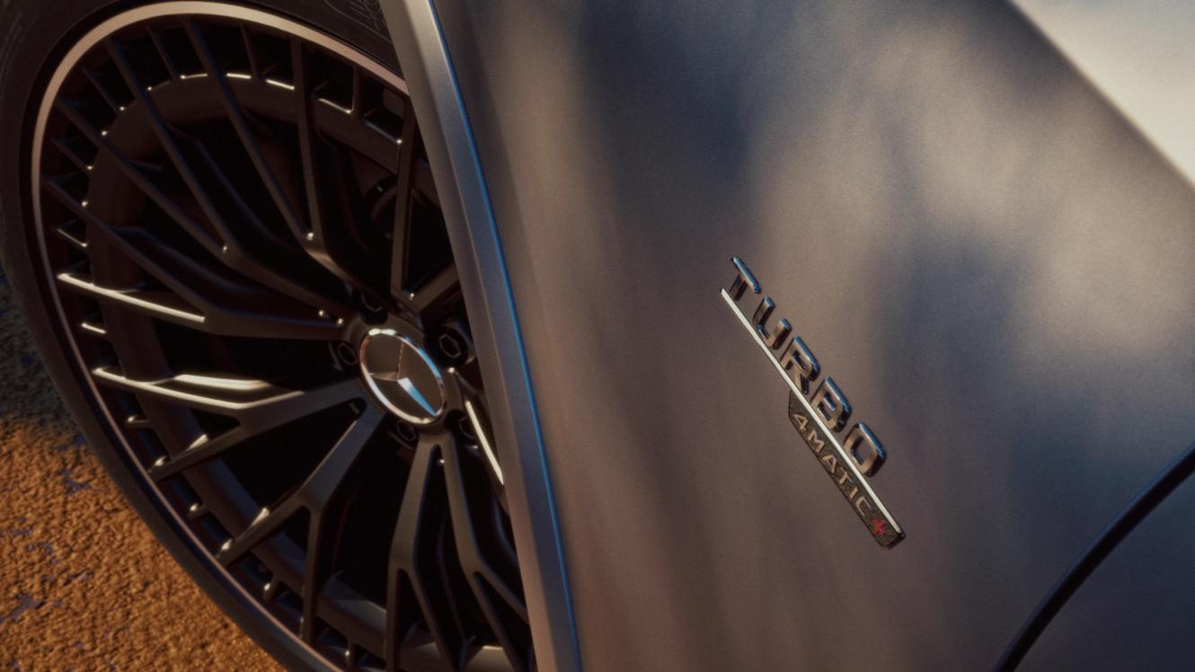 Nahaufnahme des "Turbo 4MATIC+" Schriftzugs.