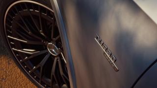 Nahaufnahme des "Turbo 4MATIC+" Schriftzugs.