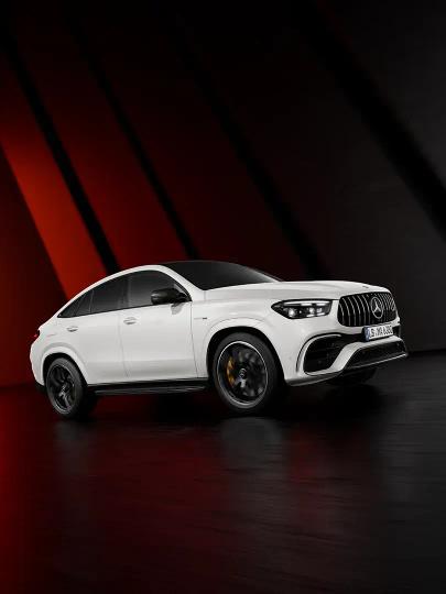 Seitliche Ansicht des Mercedes-AMG GLE Coupé in einem Showroom.
