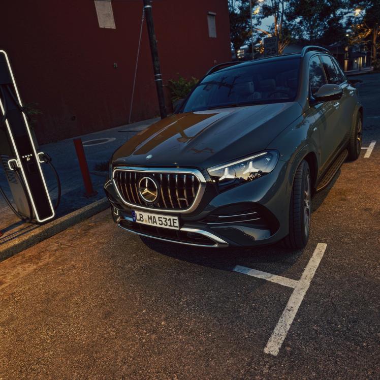 Mercedes-AMG GLE 53 HYBRID SUV front.