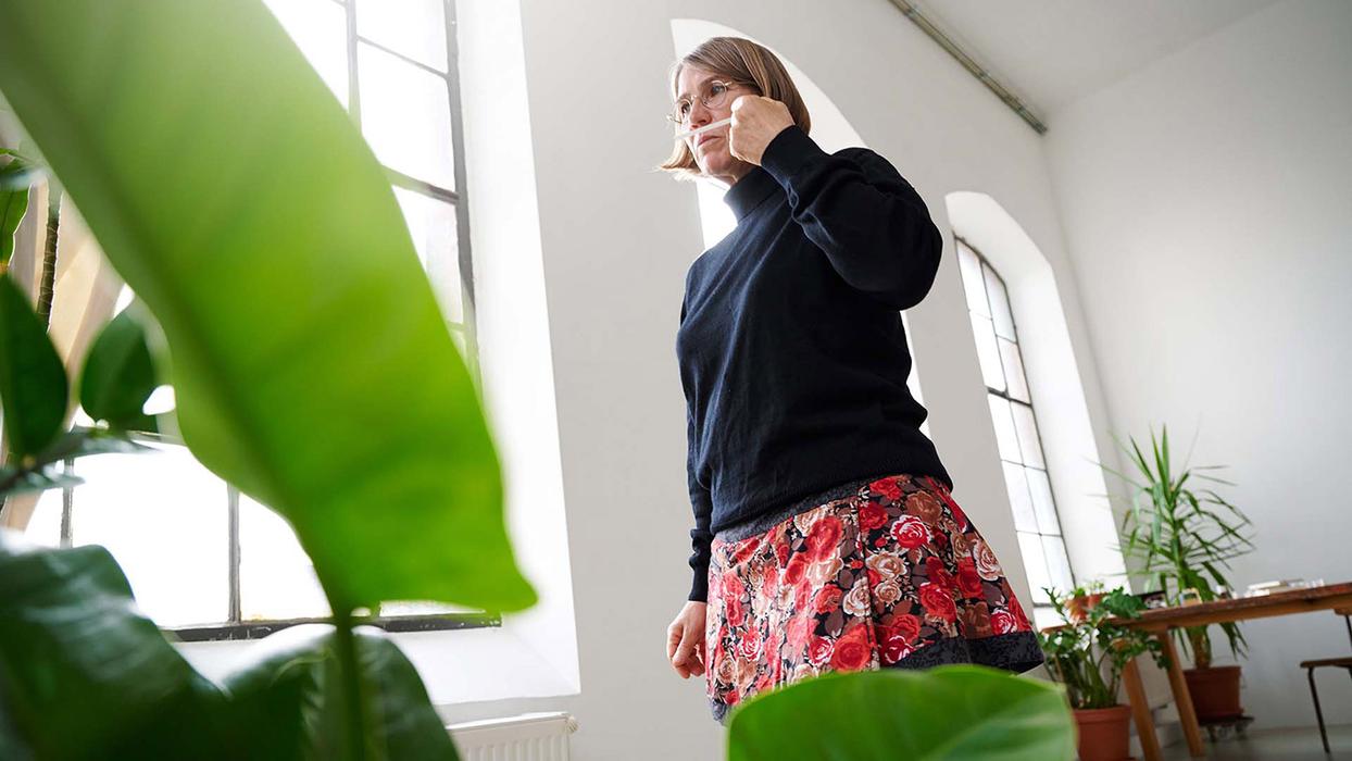 Duftexpertin Sabine Engelhardt bei einer Geruchsprobe
