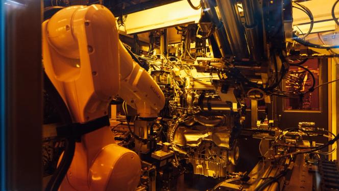 Ein Roboter in der Motorenmanufaktur