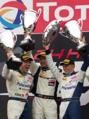 AMG GT Rennfahrer jubeln auf dem Podium