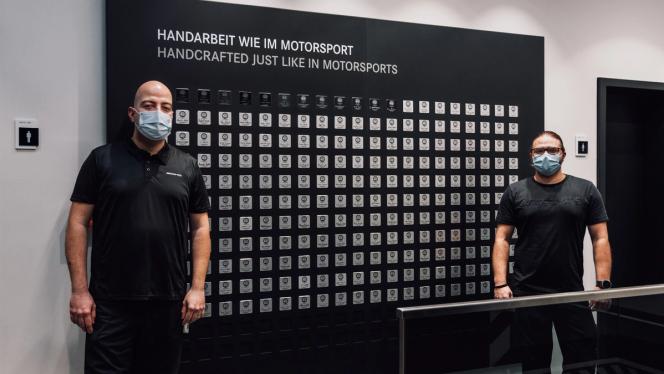 Black Series Mitarbeiter vor den schwarzen Plaketten 