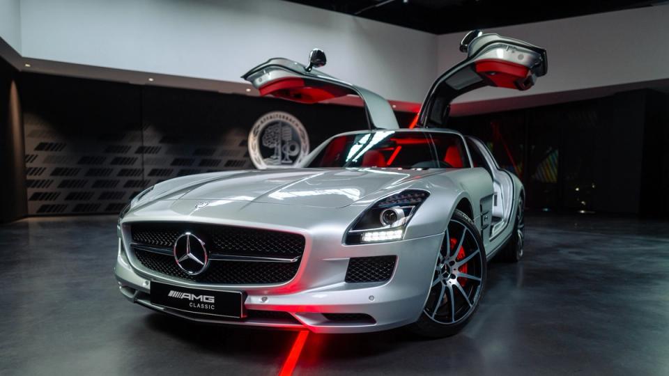 Ein silberner Mercedes-AMG SLS in der Frontansicht und leicht von der Seite