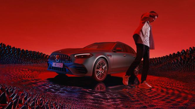 George Russel neben einem Mercedes-AMG C 63 S E PERFORMANCE