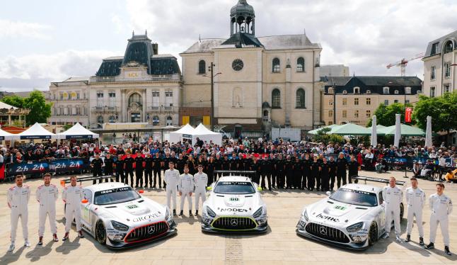 Mercedes-AMG GT Teams posieren für ein Foto auf einem Marktplatz