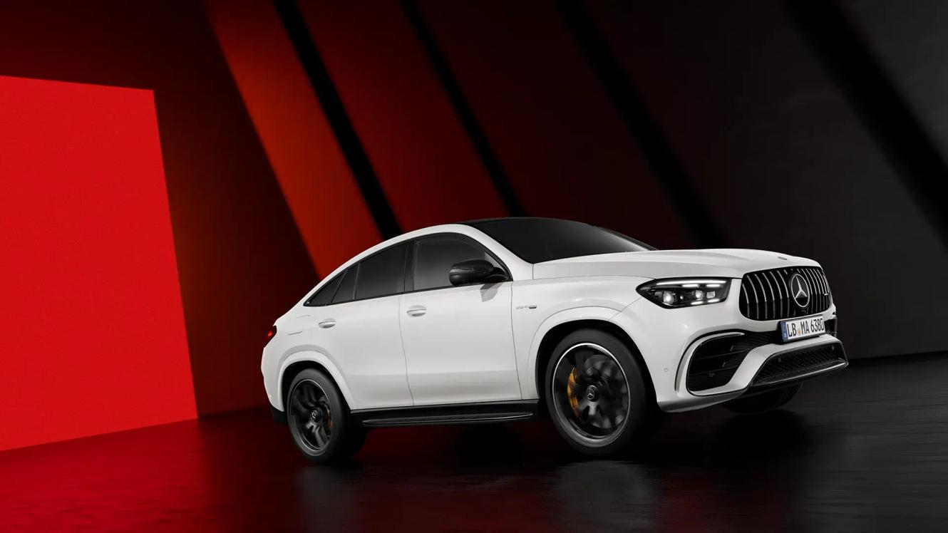 Seitliche Ansicht des Mercedes-AMG GLE Coupé in einem Showroom.