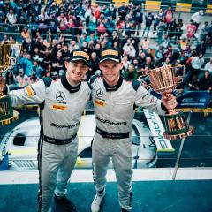 Maro Engel und Eduardo Mortana präsentieren ihre Pokale 2017