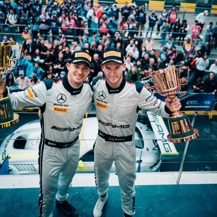 Maro Engel und Eduardo Mortana präsentieren ihre Pokale 2017