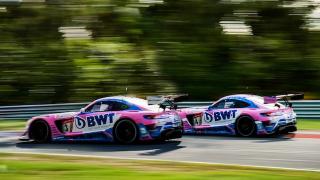2 Mercedes-AMG GT Fahrzeuge auf der Rennstrecke.