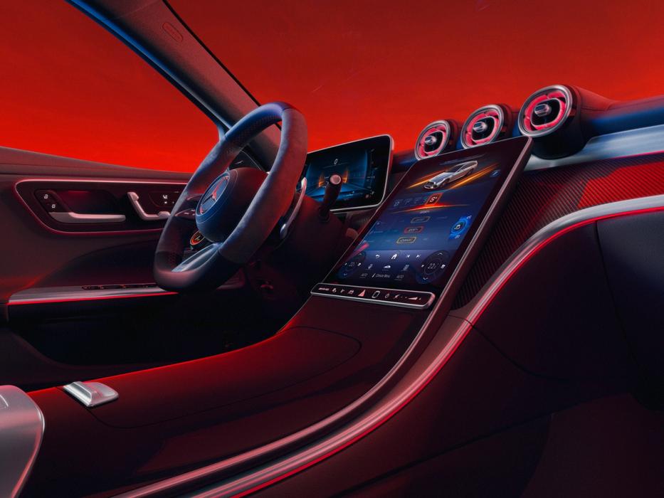 Center console and performance wheel of the Mercedes-AMG C 63 S E PERFORMANCE Estate