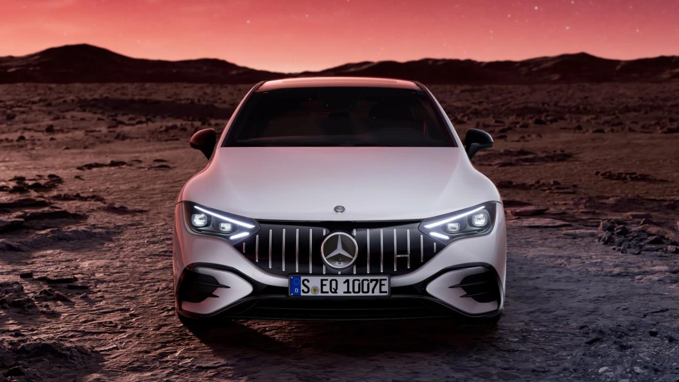 Der Mercedes-AMG EQE 53 stehend in einer galaktischen Landschaft.