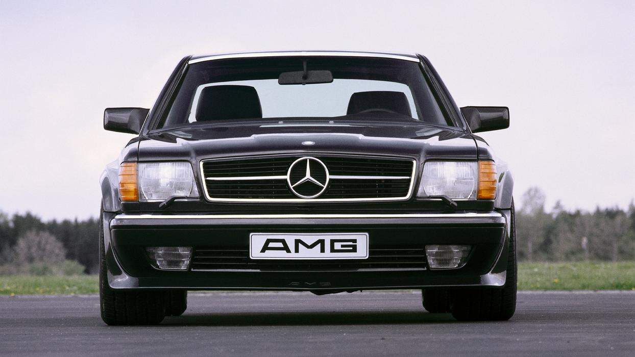 Ein schwarzer AMG 560 SEC in Frontansicht, Kühlergrill 
