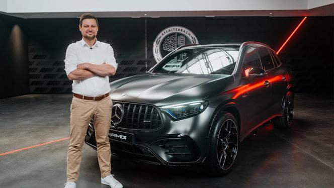 Product Manager in front of the Mercedes-AMG GLC 63 S E PERFORMANCE SUV