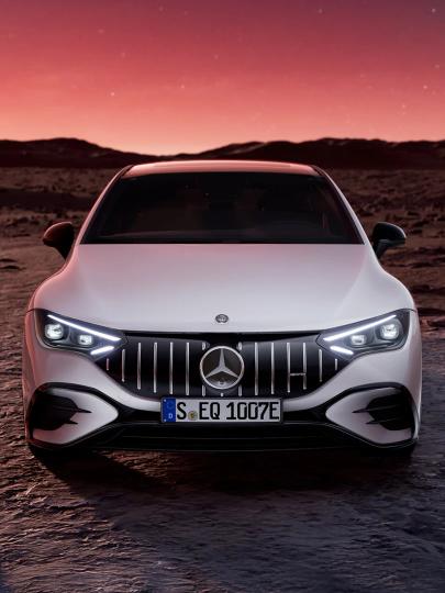 Der Mercedes-AMG EQE 53 stehend in einer galaktischen Landschaft.