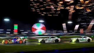 Drei Mercedes-AMG GTs mit Feuerwerk im Hintergrund